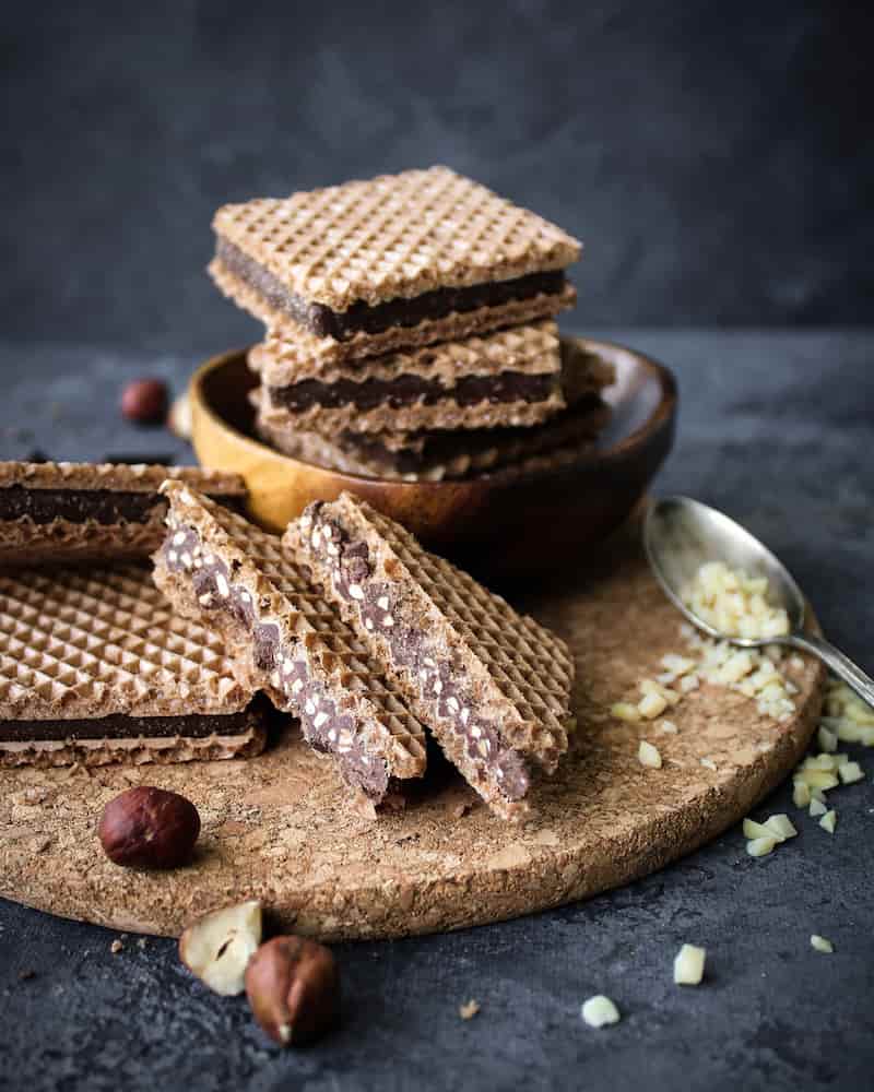 ویفر فندقی شکلاتی لایه ای با بافتی ترد و سبک